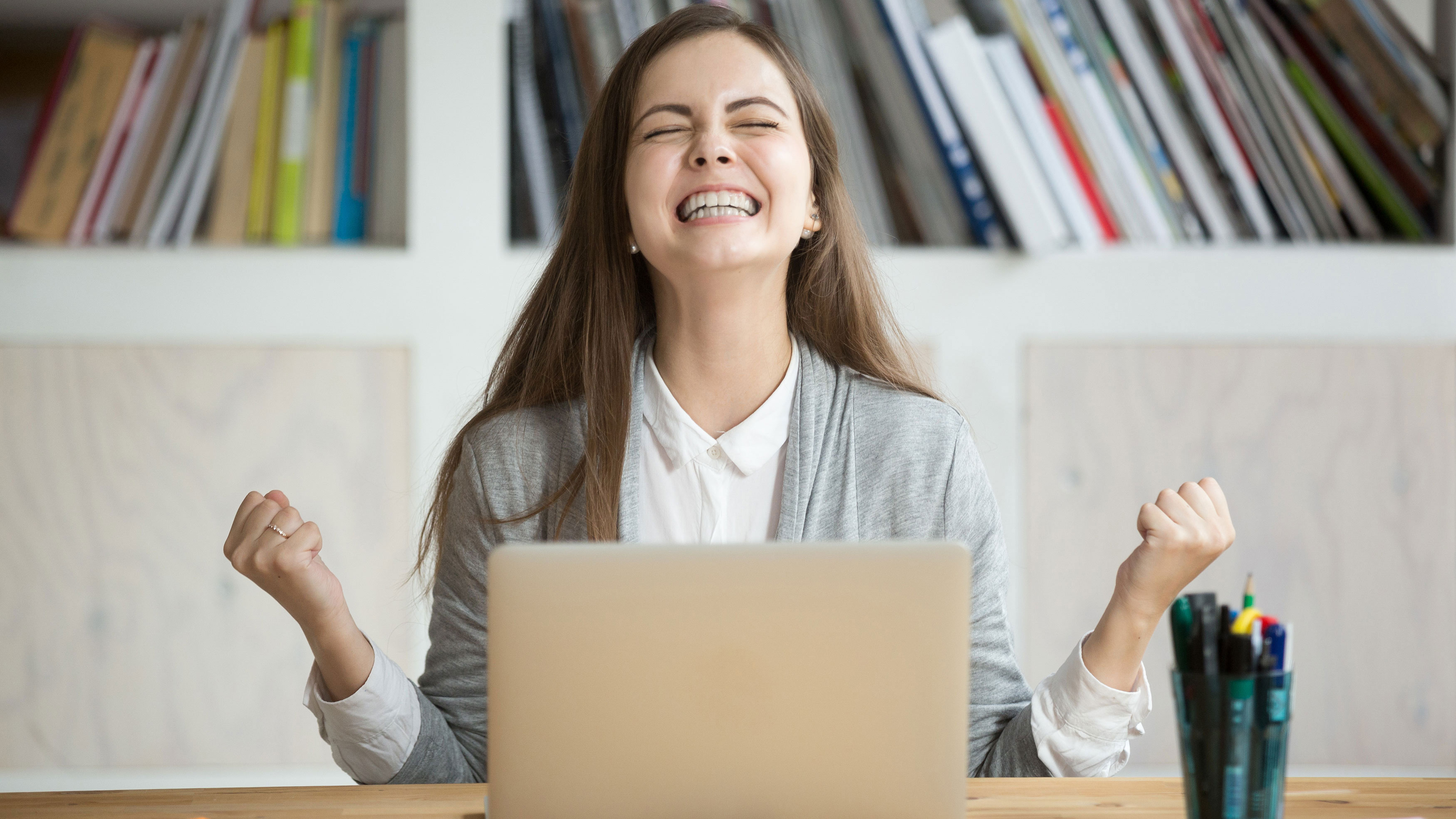 <p>Ce n’est pas une surprise, la plupart des étrangers trouvent la langue française difficile à apprendre. En cause, la grammaire, l’orthographe et la conjugaison qui sont remplies de règles compliquées et d’exception. Même les natifs francophones ont bien du mal à intégrer ces règles. Alors pourquoi ne pas simplifier quelques règles grammaticales ? C’est ce que proposent deux anciens professeurs de français en Belgique, relançant ainsi un débat récurrent…<br></p>