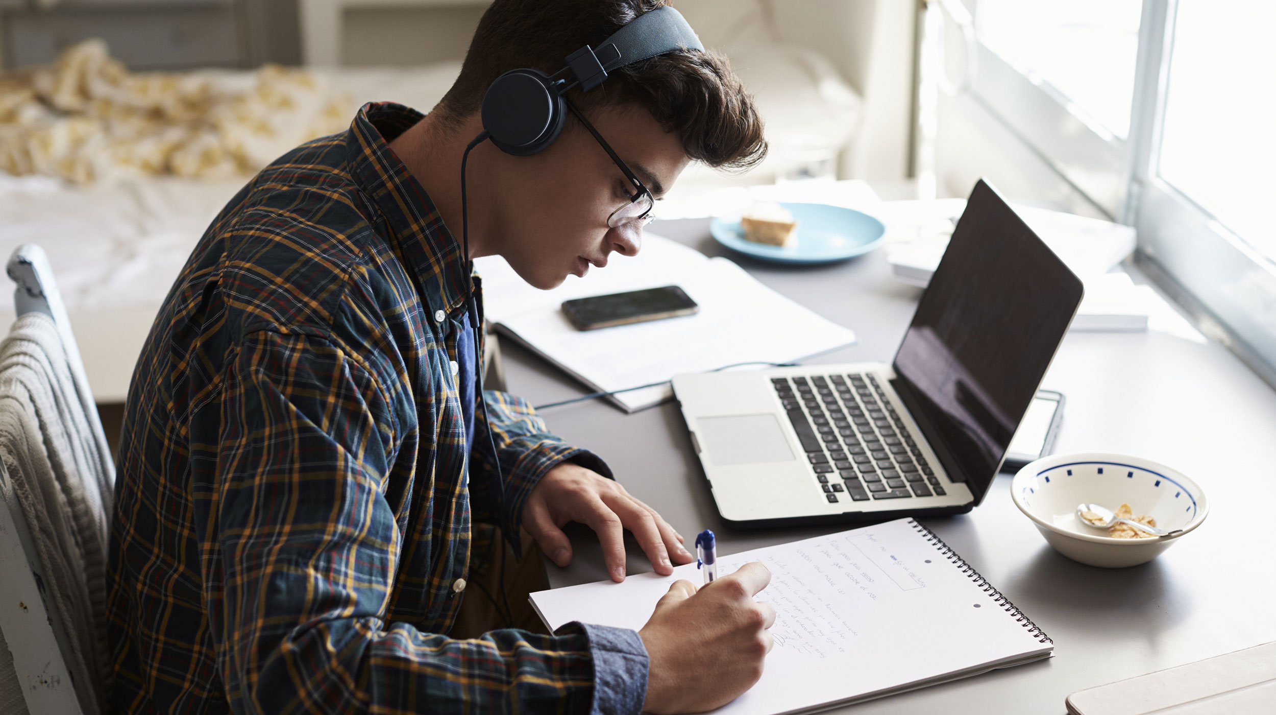 <p>Les cours en ligne, ce n’est pas ce qu’il manque sur Internet. Encore faut-il savoir quel cours en ligne choisir selon son profil et la langue que l’on souhaite étudier ! Vous souhaitez aider votre adolescent à améliorer son niveau en langues étrangères ? Il a besoin d’un complément après l’école ? Choisissez des cours en ligne pour apprendre une langue rapidement…</p>